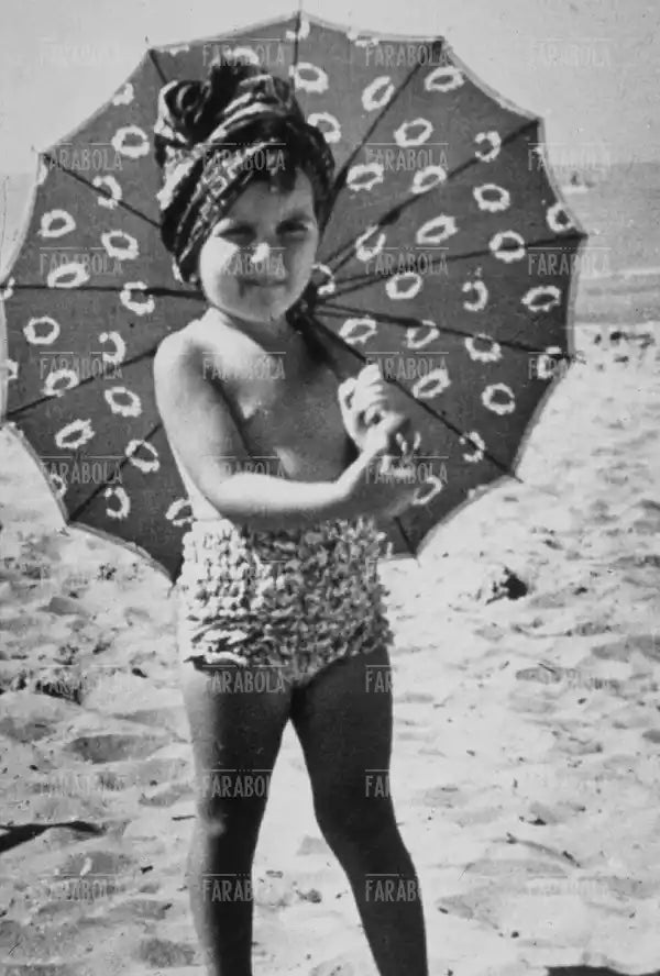 Mina da bambina in spiaggia, Viareggio, 1944