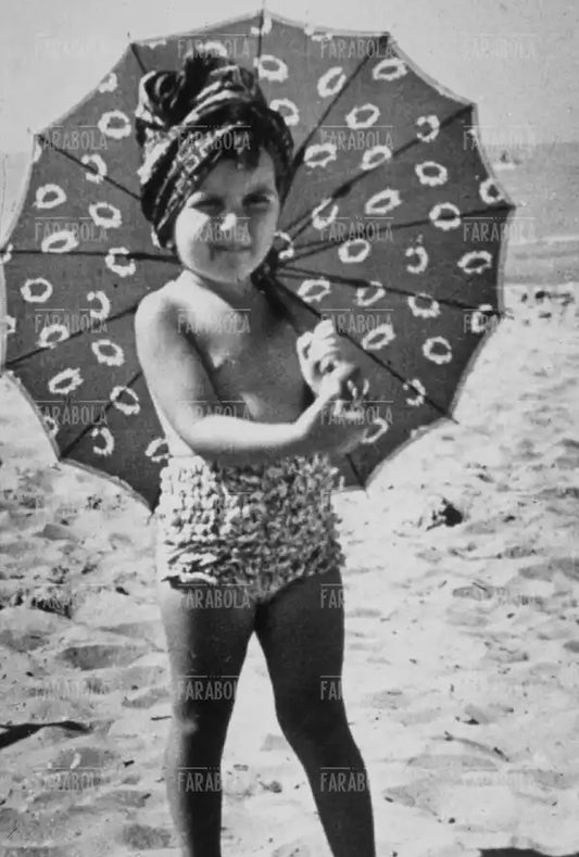 Mina da bambina in spiaggia, Viareggio, 1944