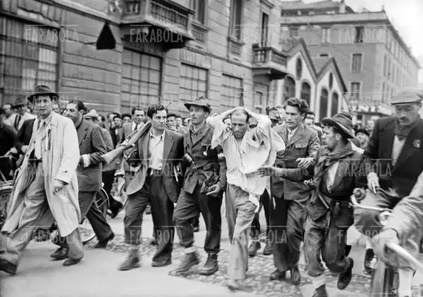 Partigiani conducono il fascista Carlo Barzaghi alla fucilazione, Milano, 1945