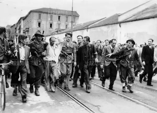 Partigiani conducono Carlo Barzaghi alla fucilazione, Milano, 1945