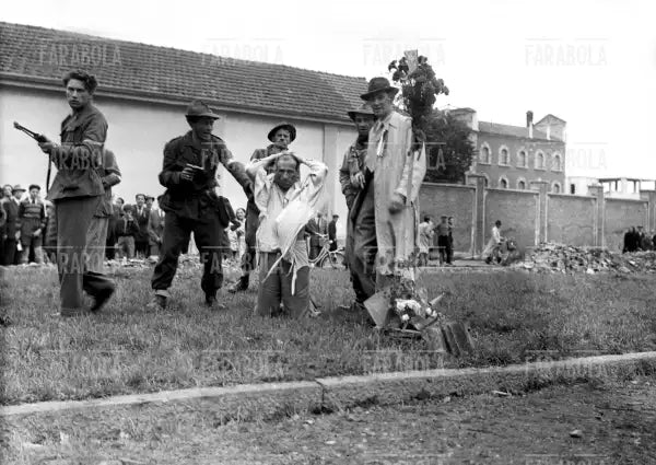 Partigiani conducono Carlo Barzaghi alla fucilazione, Milano, 1945