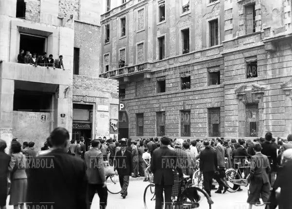 La folla in attesa di vedere Umberto II di Savoia, Milano, 1946
