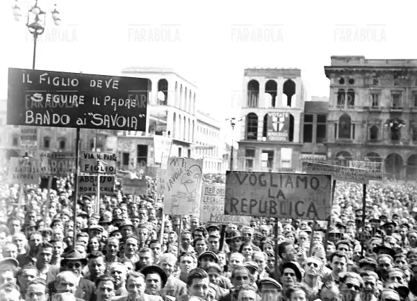 Comizio antimonarchico in Piazza Duomo, Milano, 1946