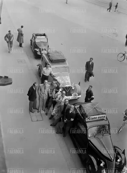 Giornalisti di Milano-Sera alla partenza del Giro d'Italia, Milano, 1946