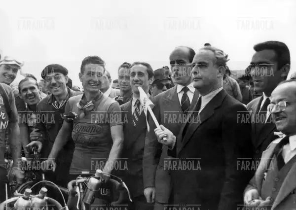 Nicolò Carosio e Renzo Zanazzi alla partenza del Giro d'Italia, Milano, 1946