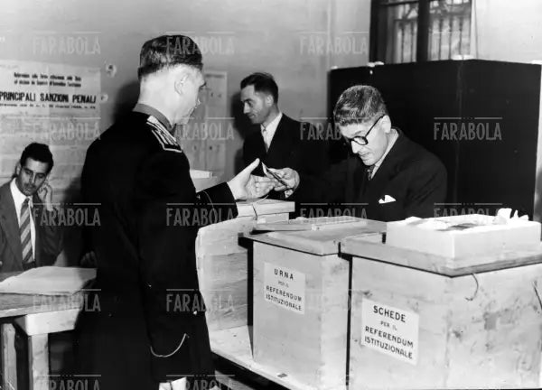 Seggio elettorale durante il Referendum Istituzionale, Roma, 1946