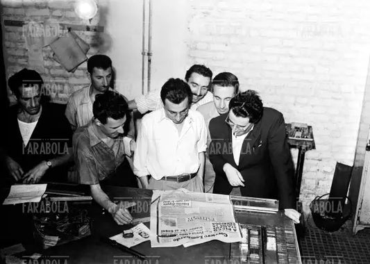 Dino Buzzati e i giornalisti del Corriere Lombardo, Milano, 1946