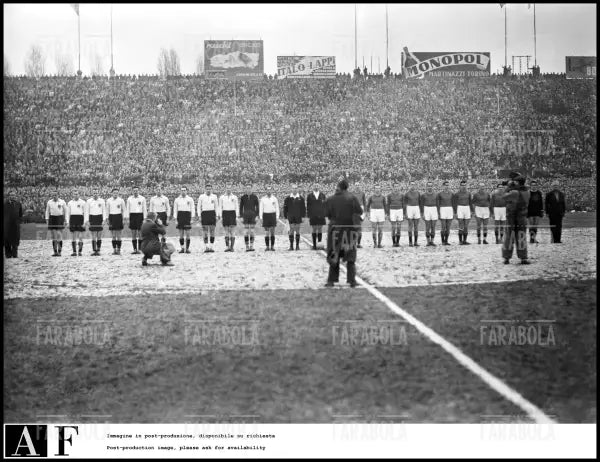 Guardalinee e arbitro con le formazioni, amichevole Italia vs Austria, 1946