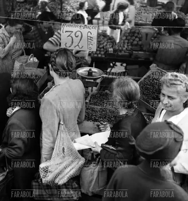 Bancarella di frutta al mercato, Milano, 1947