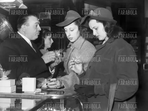Lucia Bosè nel negozio Alemagna, Milano, 1947