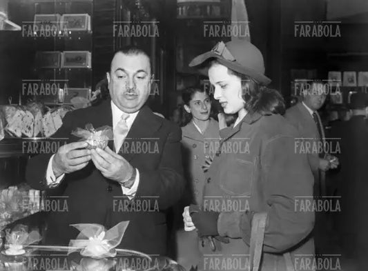 Lucia Bosè nel negozio Alemagna, Milano, 1947