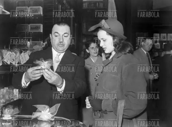 Lucia Bosè nel negozio Alemagna, Milano, 1947