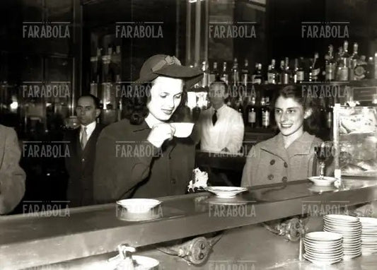Lucia Bosè nel negozio Alemagna, Milano, 1947