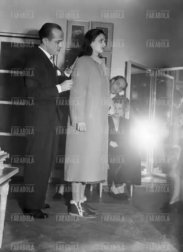 Il sarto Ubaldo Baratta con Lucia Bosè, Milano, 1947