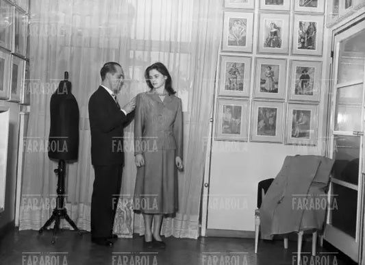 Il sarto Ubaldo Baratta con Lucia Bosè, Milano, 1947