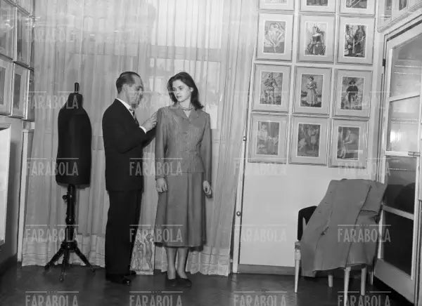 Il sarto Ubaldo Baratta con Lucia Bosè, Milano, 1947