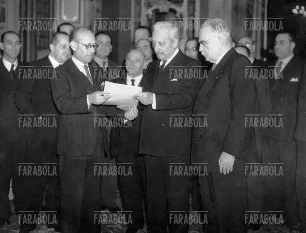 Umberto Terracini, Enrico De Nicola e Meuccio Ruini con il testo della nuova Costituzione, Roma, 1947