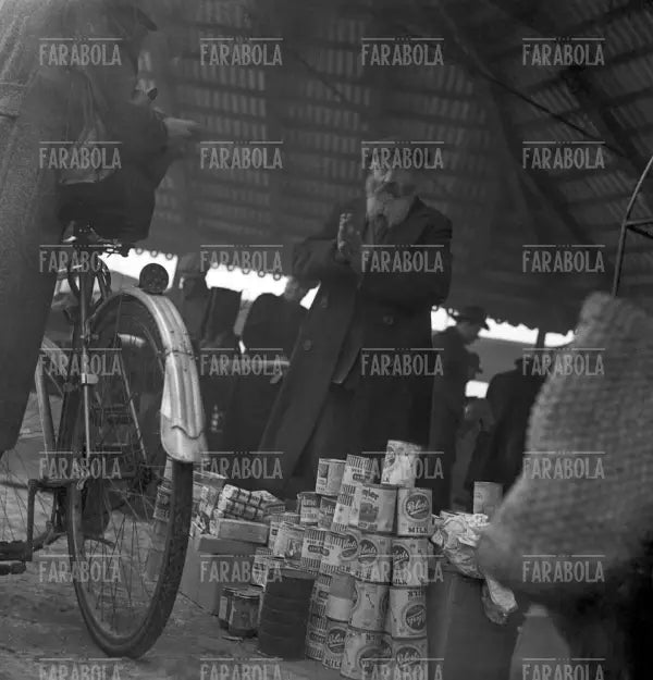 Ambulante al mercato di Polacchi, Torino, 1948