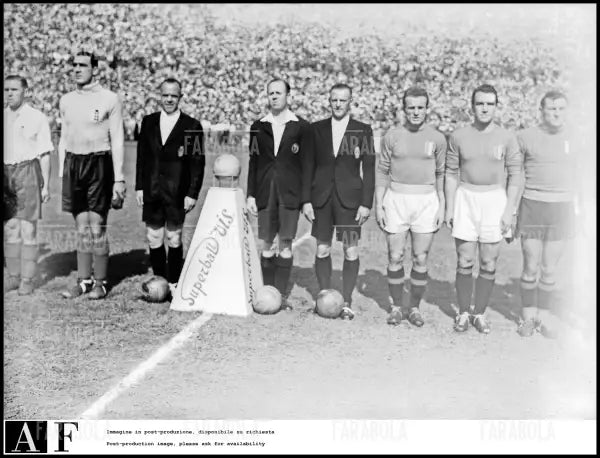 Arbitro e guardalinee con le formazioni, amichevole Italia vs Inghilterra, 1948