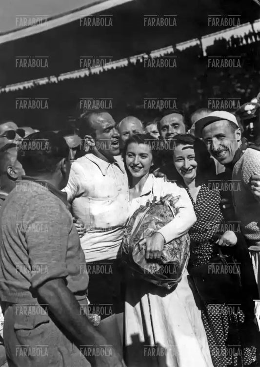 Fiorenzo Magni festeggiato dalla moglie Liliana, Giro d'Italia, Velodromo Vigorelli, Milano, 1948