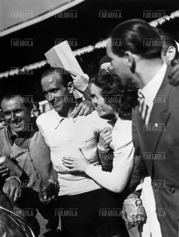 Fiorenzo Magni festeggiato dalla moglie Liliana, Giro d'Italia, Velodromo Vigorelli, Milano, 1948
