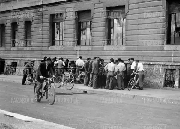 Mercato nero in via Marco d'Oggiono, Milano, 1948