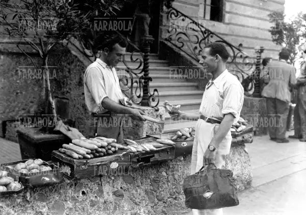 Mercato nero in via Marco d'Oggiono, Milano, 1948