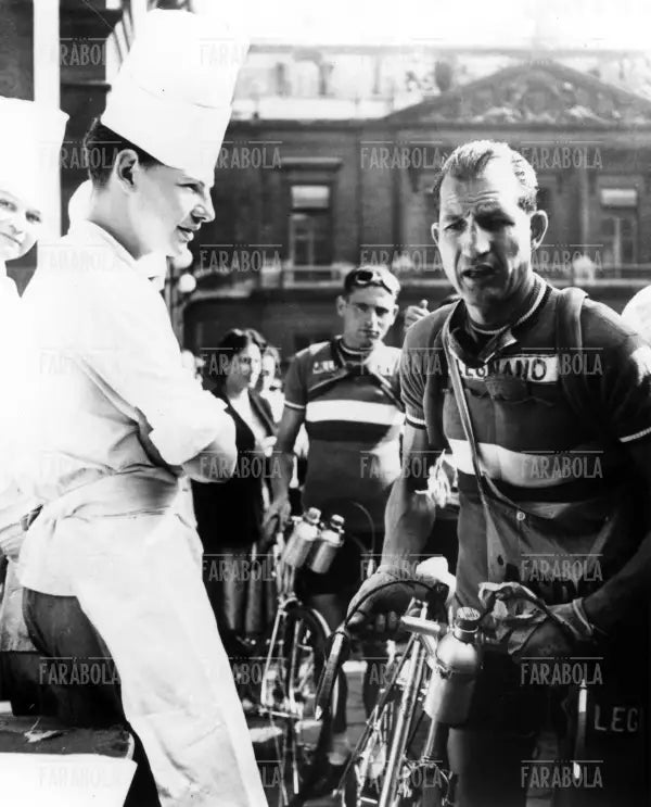 Gino Bartali alla partenza di una tappa del Tour de France, 1948