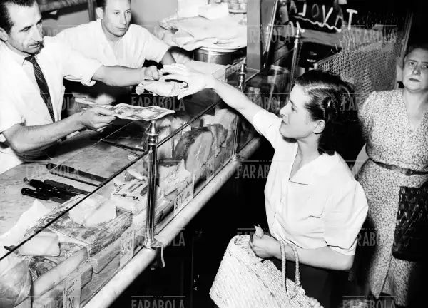 Casalinghe fanno la spesa in un alimentari, Milano, 1948