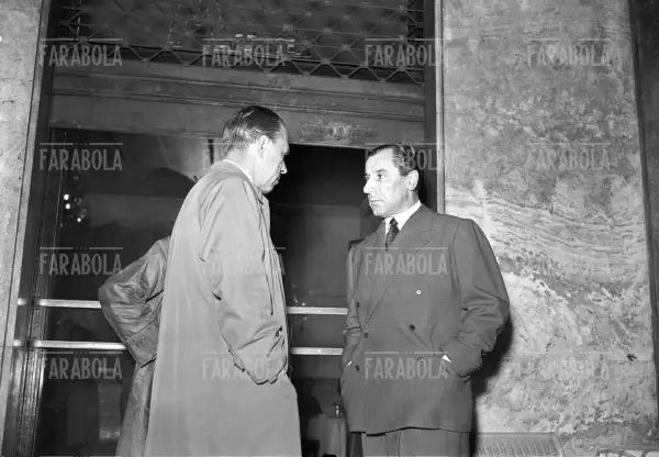 Combi e Rosetta nella sede del Torino dopo aver appreso della tragedia di Superga, 1949