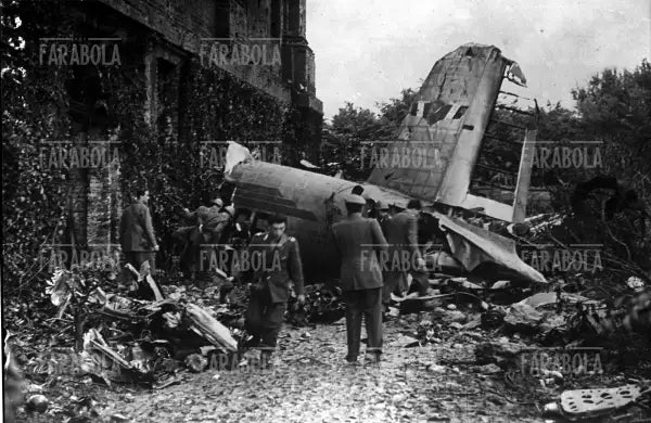 I rottami dell'aereo con cui si è schiantato il Grande Torino, Superga, 1949