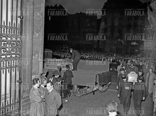 Il trasporto delle bare del Grande Torino alla camera ardente, 1949