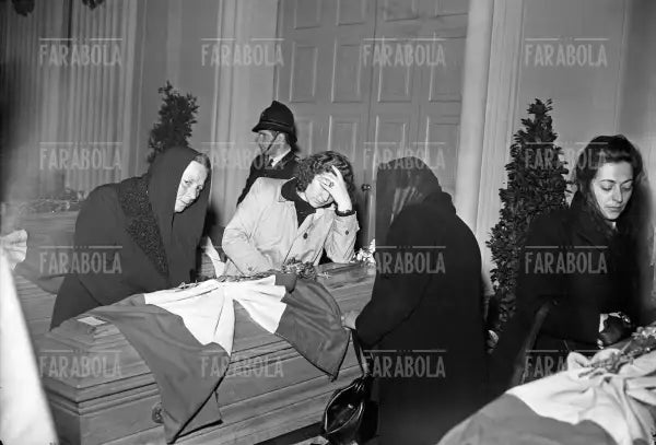 I parenti sulla bara di Eusebio Castigliano alla camera ardente, Torino, 1949