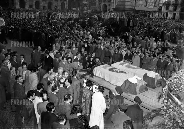 La folla circonda le bare di Biancardi e Meroni, Funerali del Grande Torino, 1949