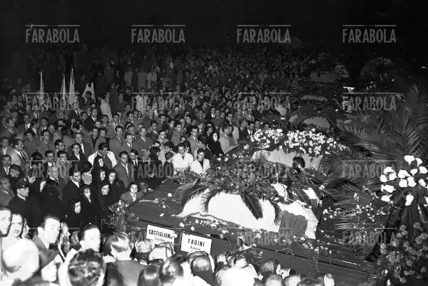 La folla circonda le bare di Fadini e Castigliano, Funerali del Grande Torino, 1949