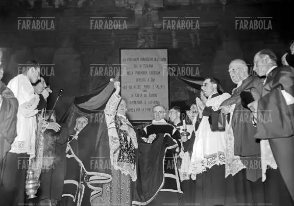 La benedizione delle bare ai funerali del Grande Torino, 1949