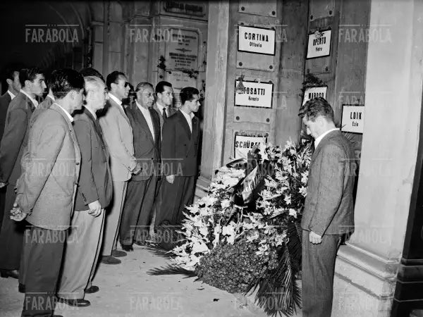 La squadra del Torino al cimitero, 1949