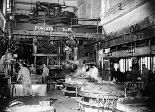 Reparto lavorazione pneumatici alla Pirelli, Milano, 1949
