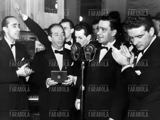 Vittorio Veltroni riceve il Microfono d'Argento, 1949
