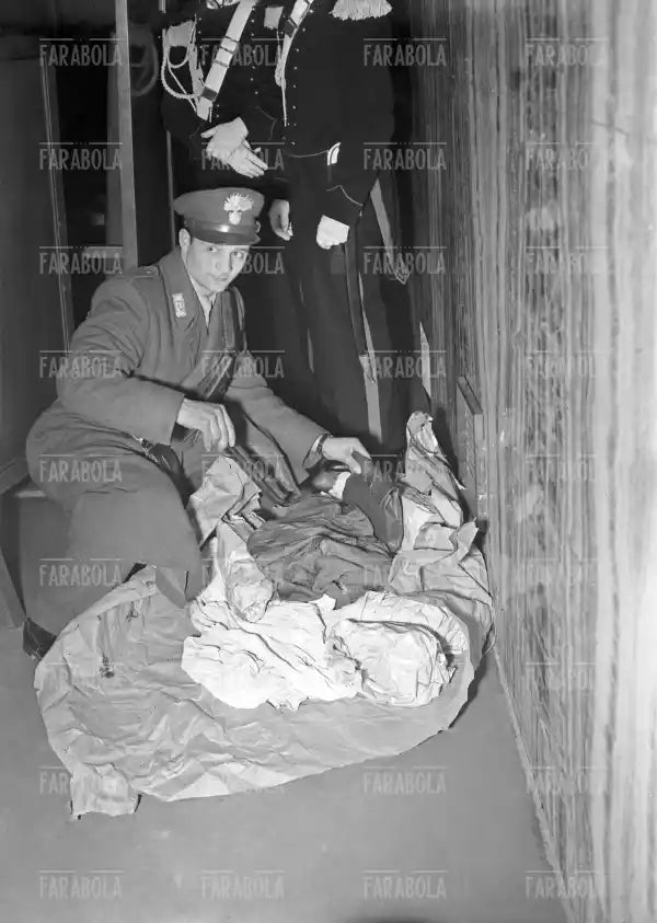 Un carabiniere con i vestiti della scena del crimine, processo a Rina Fort, Milano, 1950
