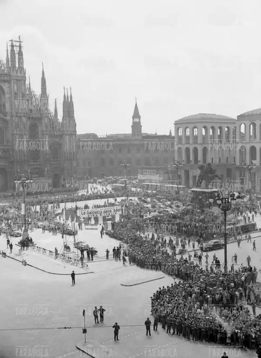 Partenza del Giro d'Italia da Piazza del Duomo, Milano, 1950