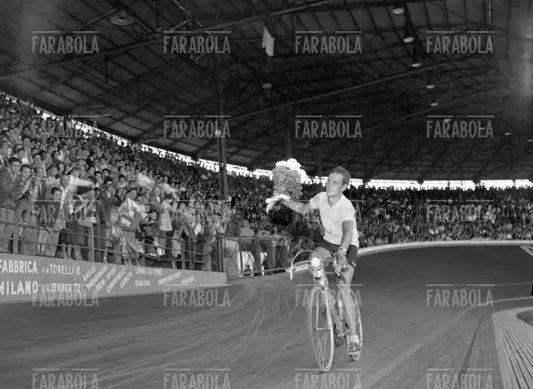 Hugo Koblet in maglia rosa, Giro d'Italia, Velodromo Vigorelli, Milano, 1950