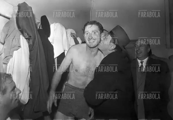 Silvio Piola festeggiato dopo una tripletta, Partita Novara-Lazio, Novara, 1950