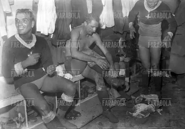 Silvio Piola con i compagni negli spogliatoi, Partita Novara-Lazio, Novara, 1950