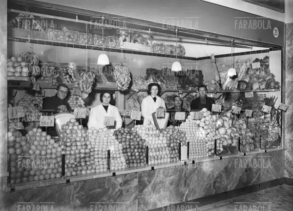 Fruttivendolo in corso Genova, Milano, 1950