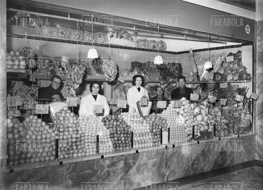 Fruttivendolo in corso Genova, Milano, 1950