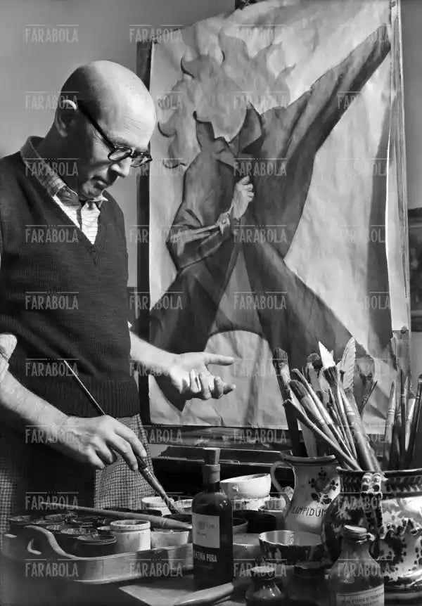 Marcello Dudovich nel suo studio, 1950