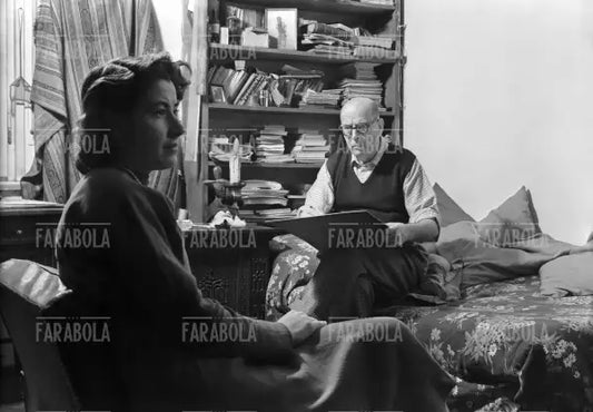 Marcello Dudovich nel suo studio con una modella, 1950