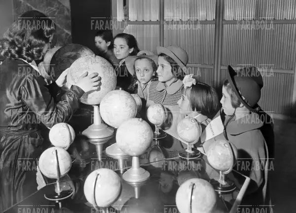 Bambini con i mappamondi, La Rinascente, Milano, 1950