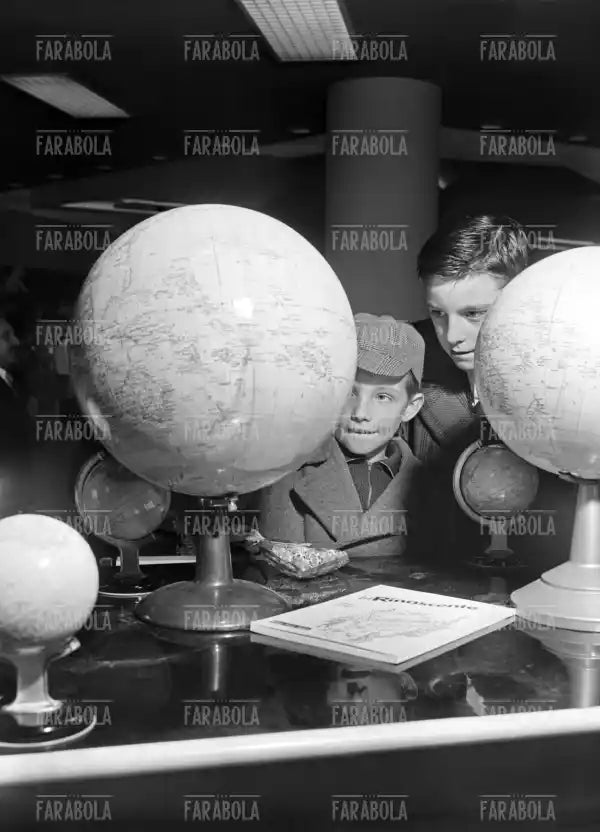 Bambini con i mappamondi, La Rinascente, Milano, 1950